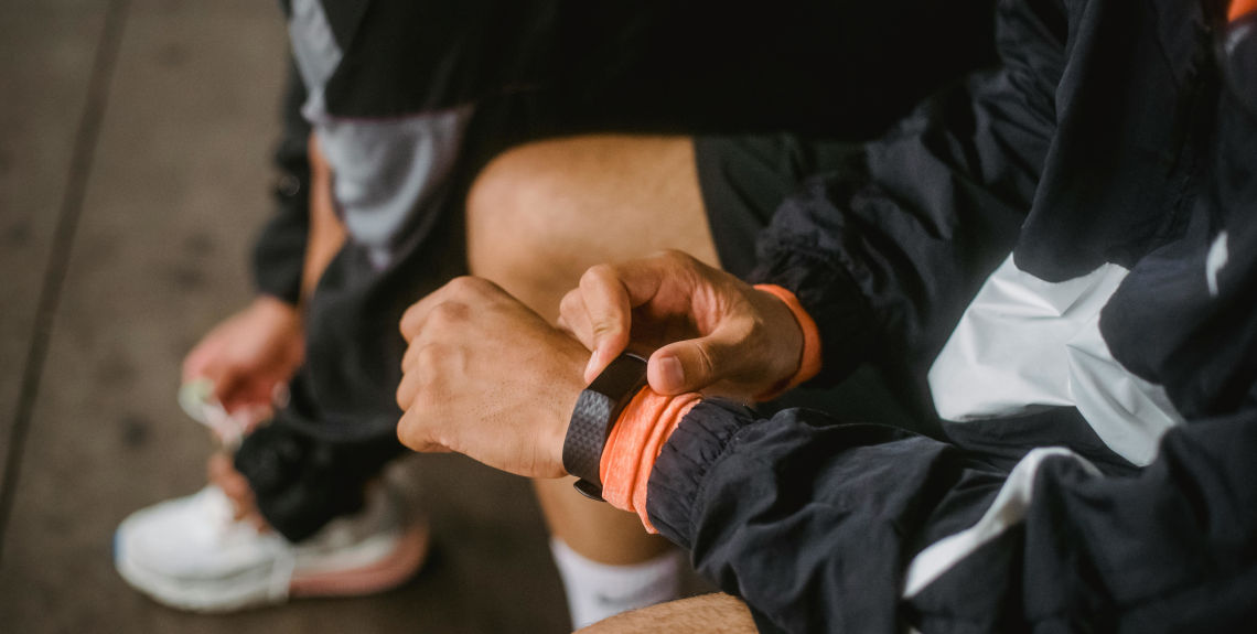 Smartwatch am Handgelenk eines Mannes Smartwatch am Handgelenk eines Mannes