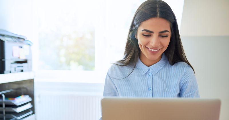 Frau sitzt am Laptop