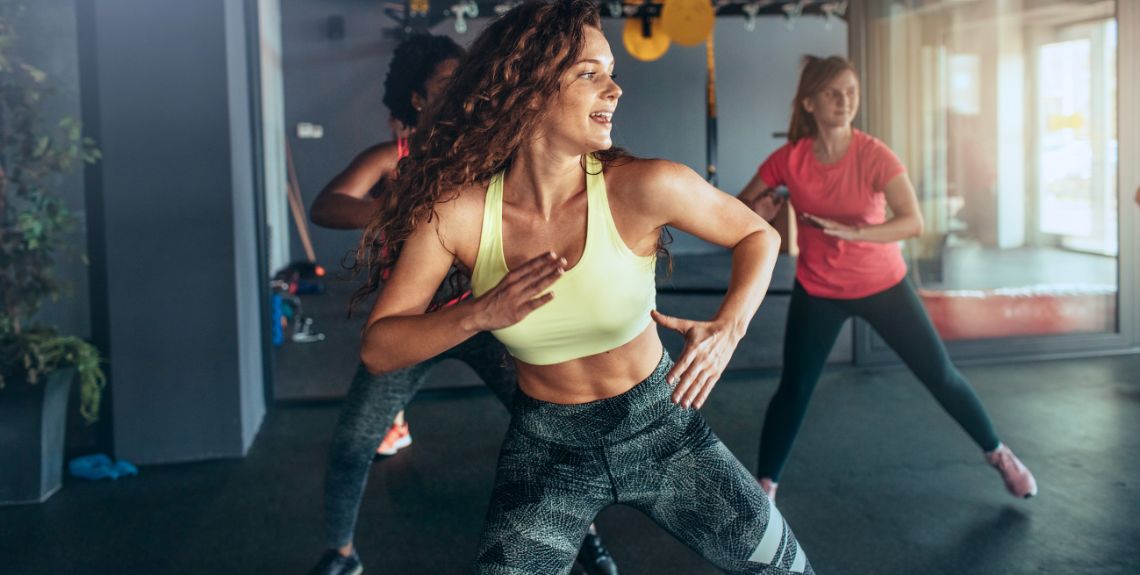 Eine Gruppe macht Dance Fitness zusammen