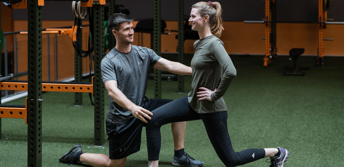 Personal Trainer bei der Arbeit auf der Fläche