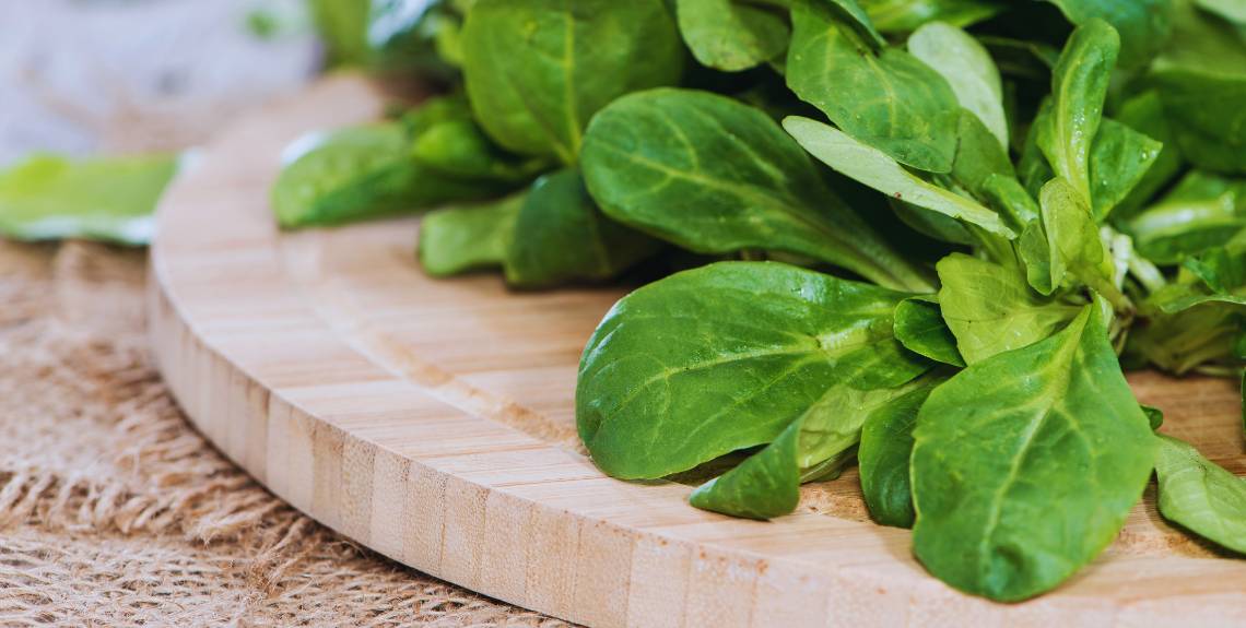 Feldsalat auf Holzbrett